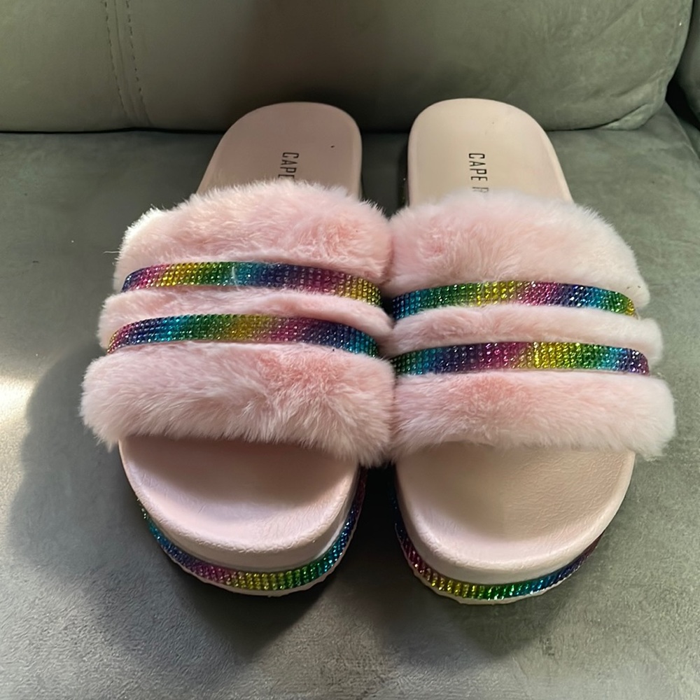 good for the summer, had fur, high top slides 😊 !